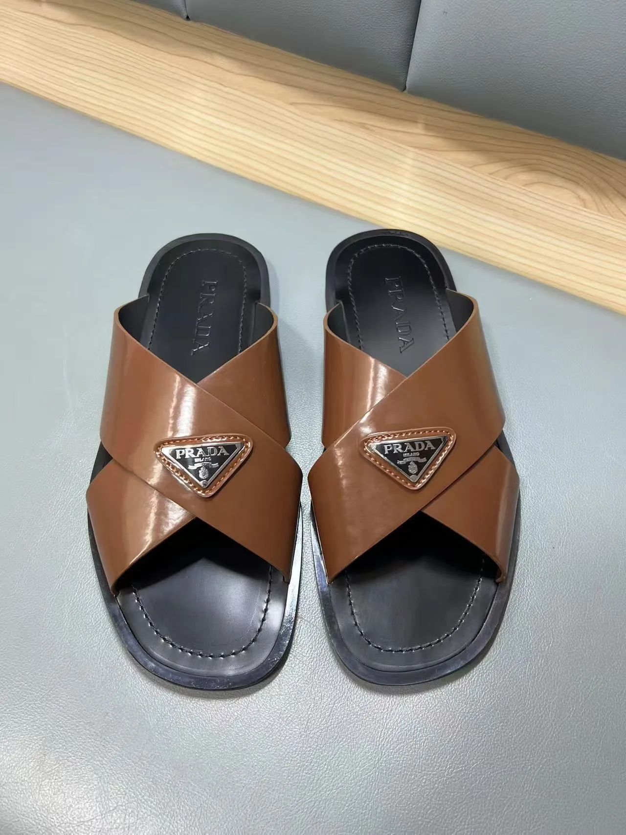 340💰PRADA Prada’s latest slippers are synchronized with the official website. This slipper is made of the brand’s unique and iconic Saffiano leather. The brand logo jumps out from the double straps, and the brand style is clearly visible. Cowhide gives men elegant charm and functional design, making it an ideal choice for vacation and leisure. Size:38-45